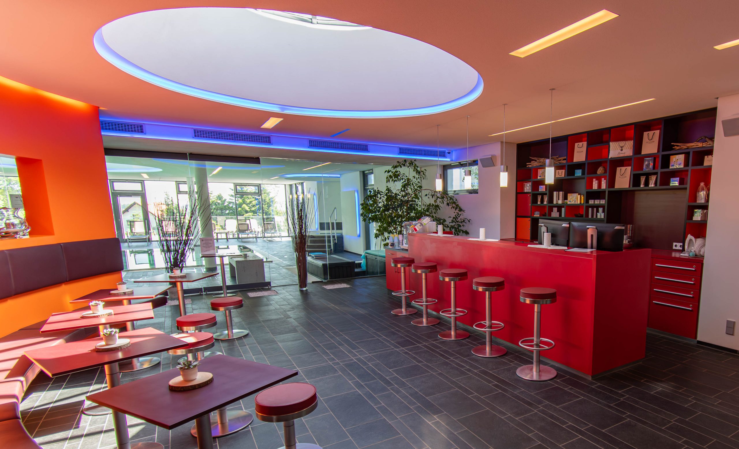 Wellnessbereich und Rezeption des Wellnesshotels Hohenrodt mit moderner blauer LED-Ambientebeleuchtung
