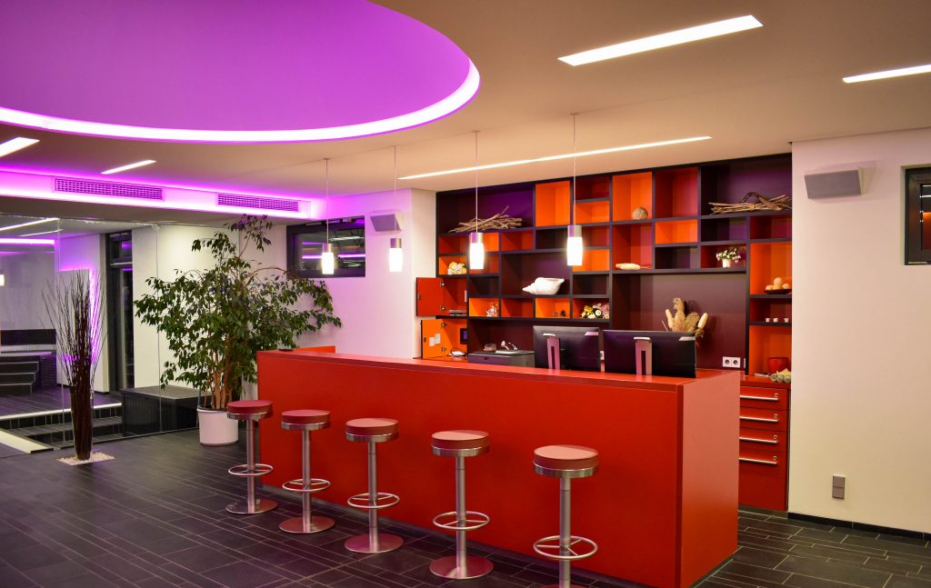 Stylish wellness reception with modern counter area in the application area of the Wellnesshotel Hohenrodt