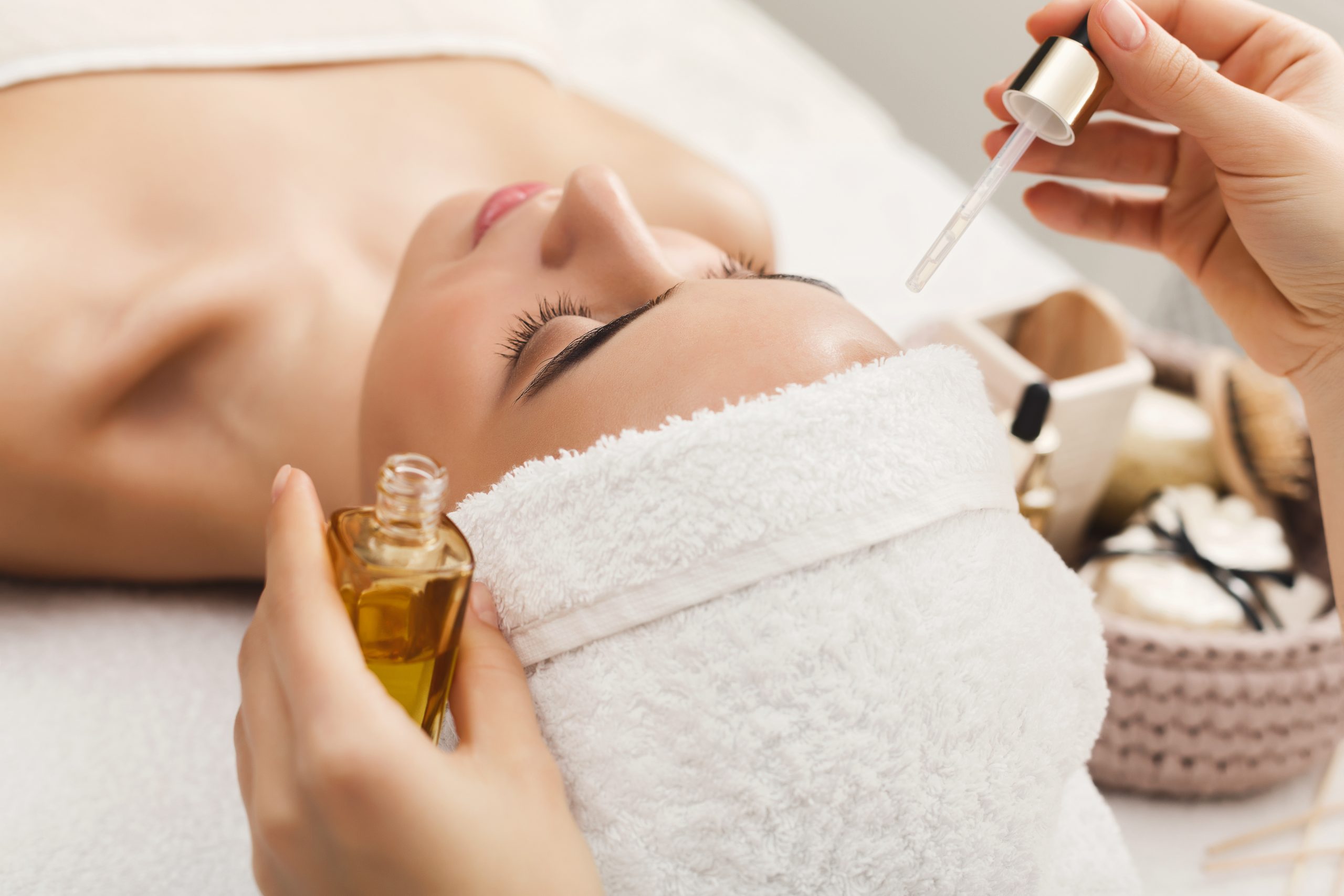 Massage du visage relaxant au spa resort – soin beauté professionnel avec huile bio nourrissante pour une peau éclatante