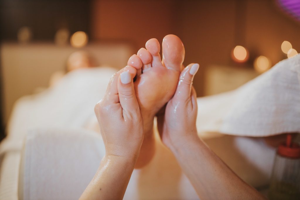 Eine Frau erhält eine professionelle Fußmassage im Schönheitssalon – Konzept der Schönheitsbehandlung