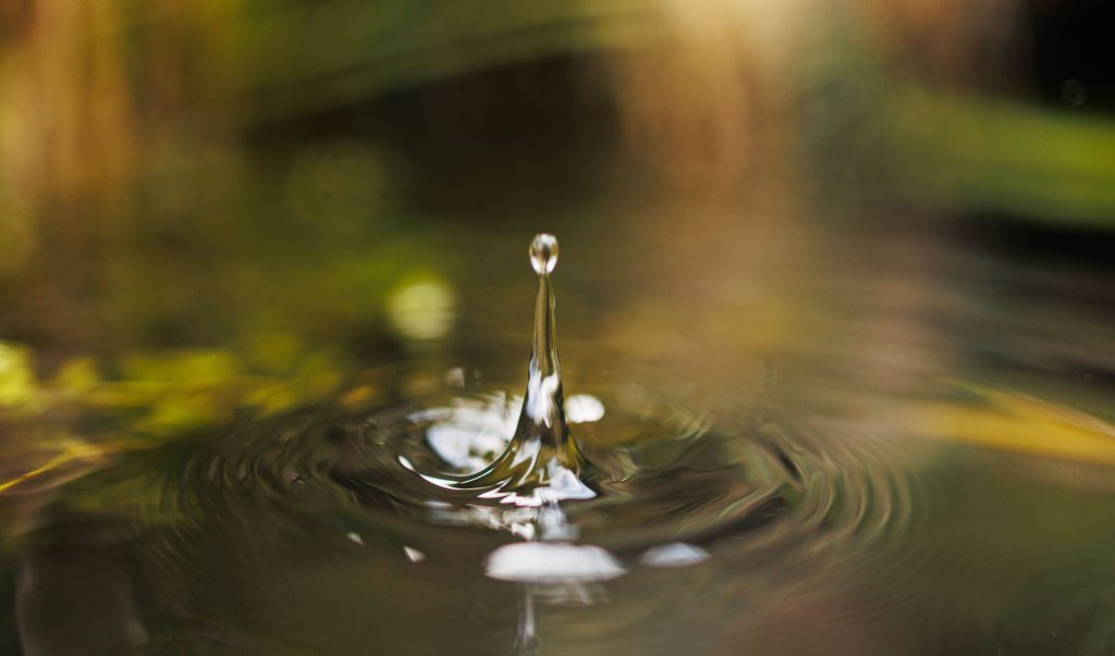 Struktur eines Wassertropfens, der auf eine Wasseroberfläche fällt