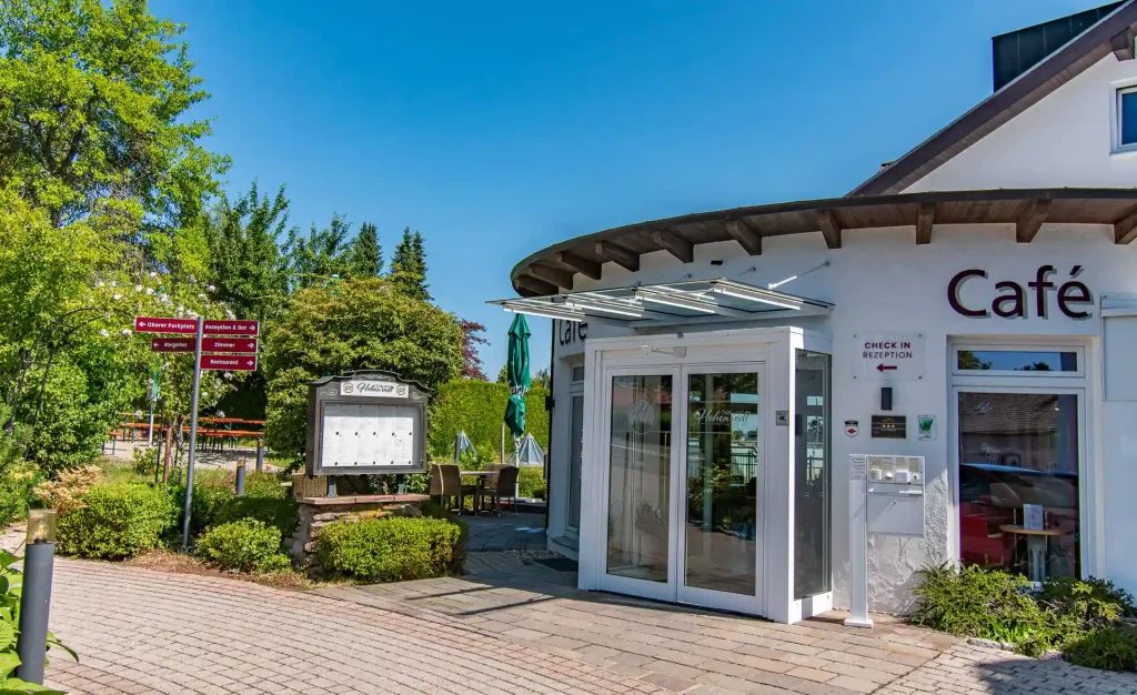 Wellnesshotel Hohenrodt, Außeneingang mit gemütlichem Biergarten für entspannte Stunden im Freien