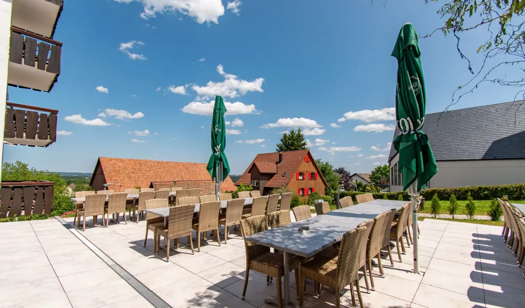 Wellnesshotel Hohenrodt, Außenterrasse des Restaurants mit Tischen und herrlichem Ausblick für ein entspanntes Dining-Erlebnis im Freien