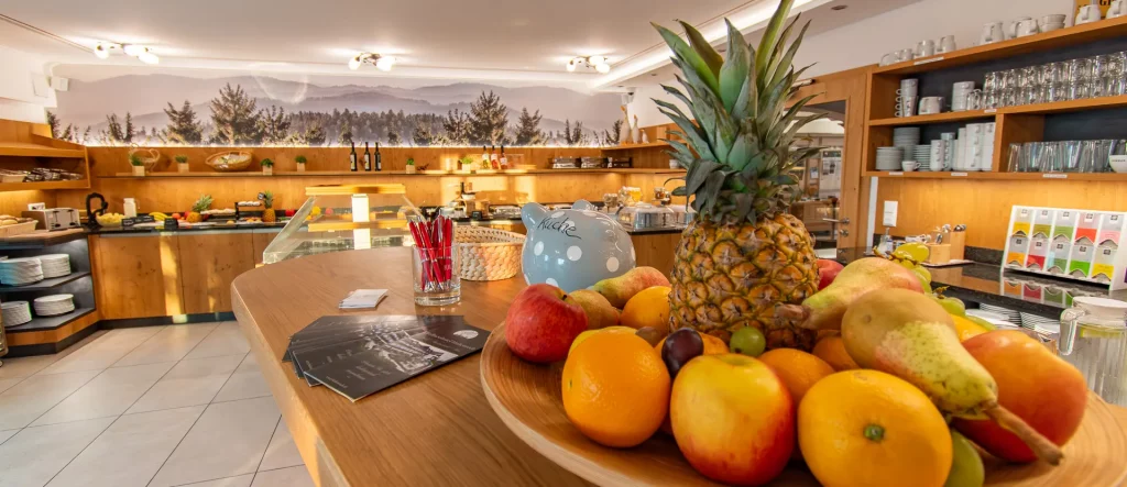 Wellness Hotel Hohenrodt, restaurant, breakfast area with a fresh fruit basket for a healthy start to the day