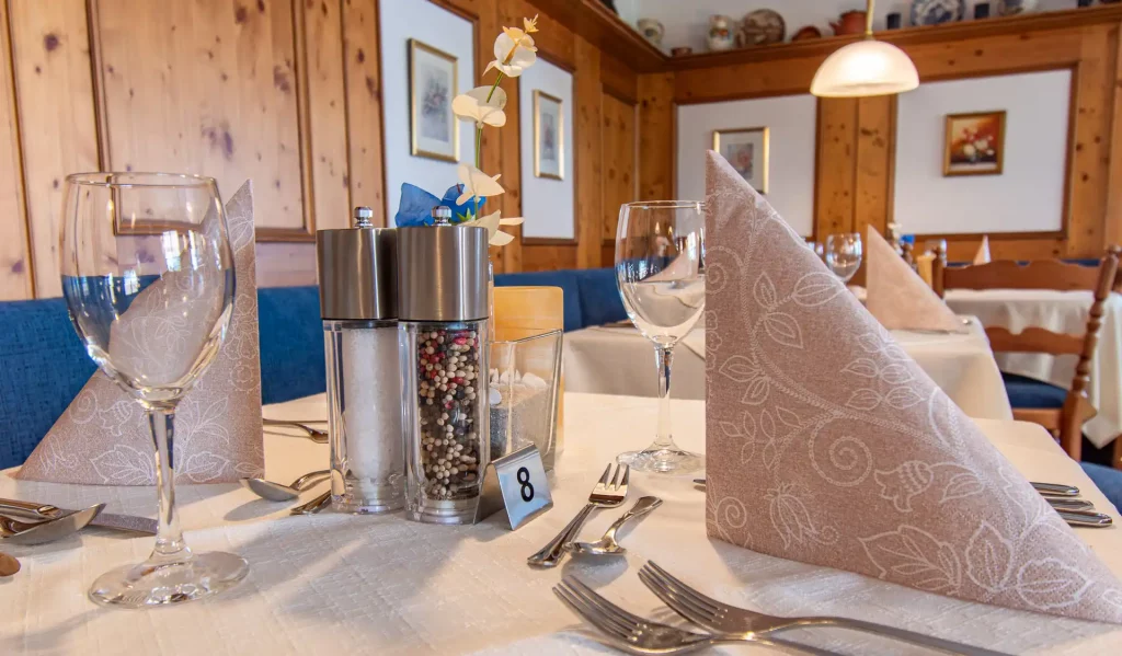 Wellnesshotel Hohenrodt, restaurant, classic area with lovingly set table for an elegant ambience