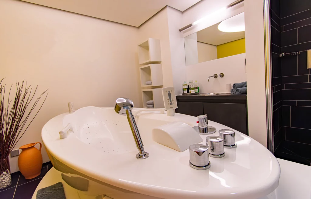 Wellness-Anwendungsbereich mit Massagebad und Hydroxeur für eine entspannende Behandlung
