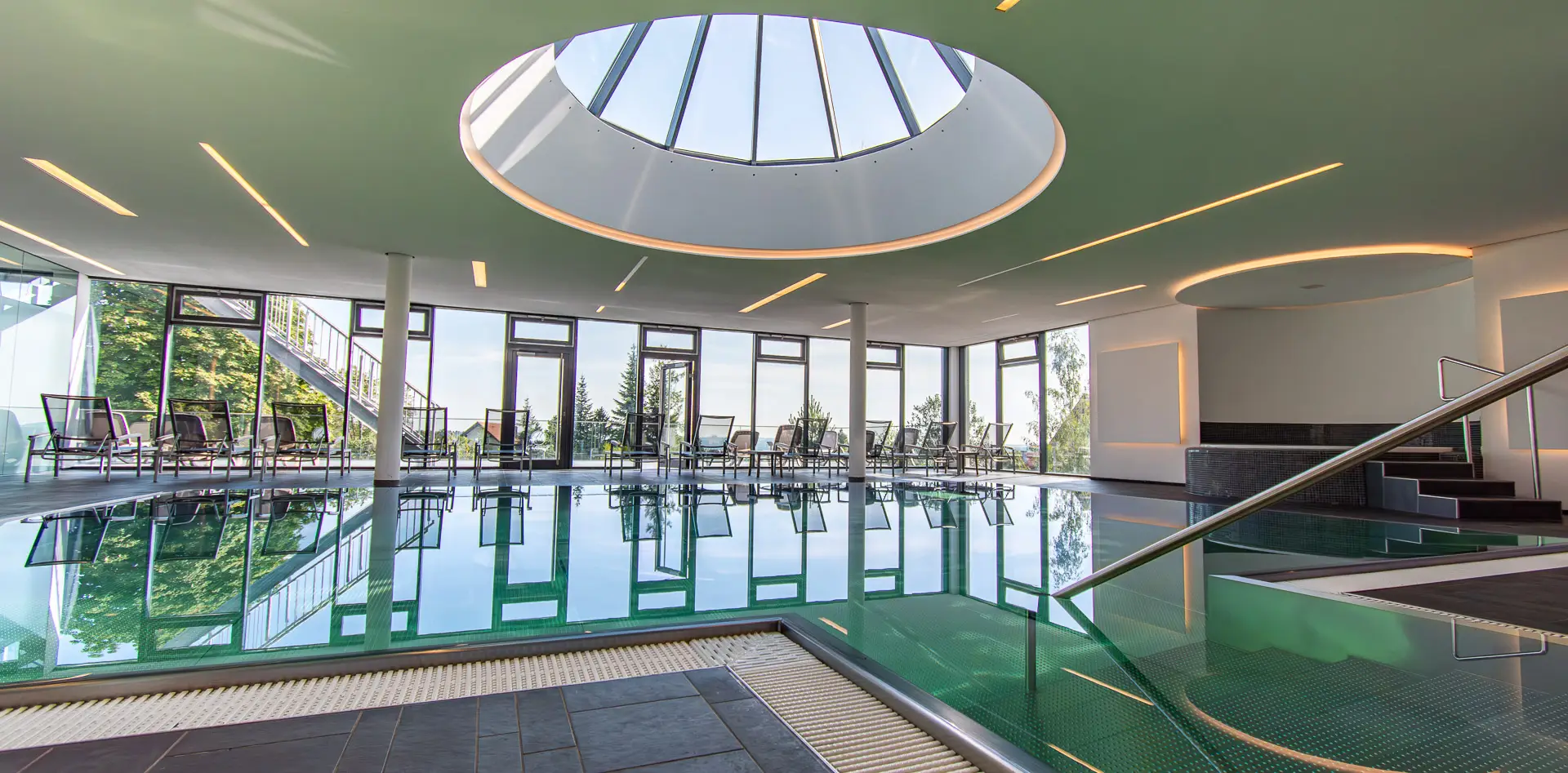 Wellnesshotel Hohenrodt, Wellness-Poolbereich mit Hallenbad, Tageslicht und einer Glaskuppel für ein lichtdurchflutetes und entspannendes Ambiente