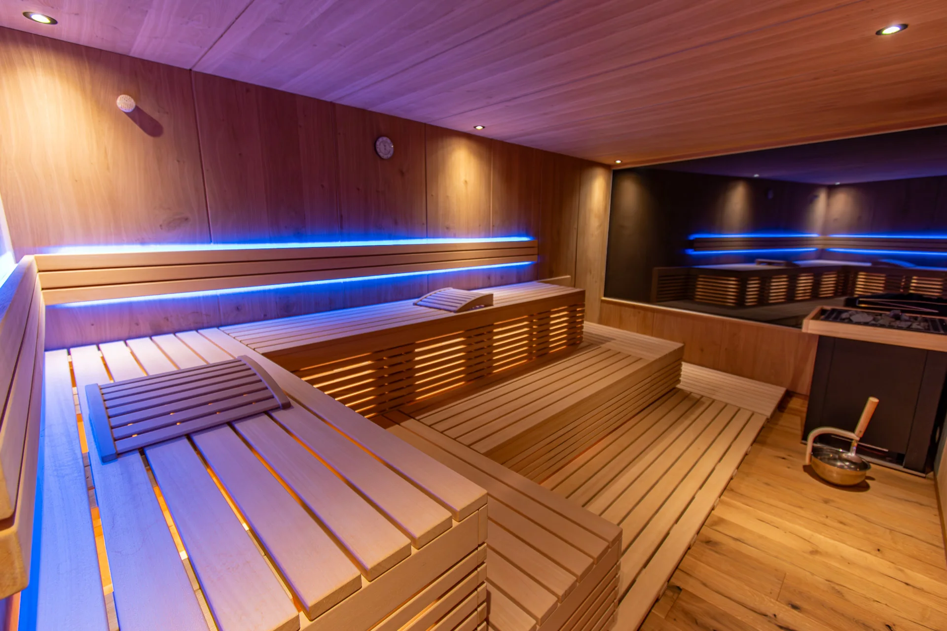 Wellnesshotel Hohenrodt, espace sauna avec sauna extérieur, équipé d'un éclairage LED bleu pour une atmosphère stimulante et relaxante