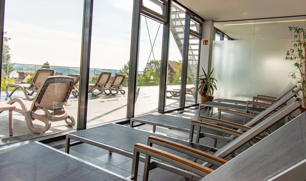 Hôtel bien-être Hohenrodt, espace sauna, salle de repos avec vue et balcon pour des moments de détente dans une atmosphère paisible.