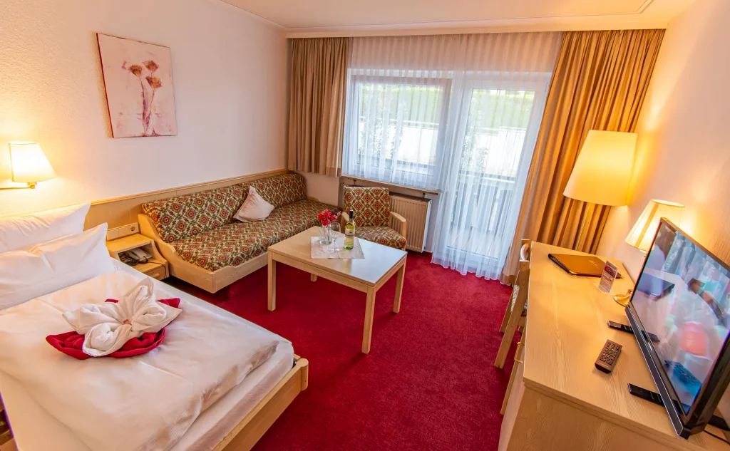 Wellnesshotel Hohenrodt, Zimmer Loßburg, Einzelzimmer mit Balkon und gemütlicher Einrichtung