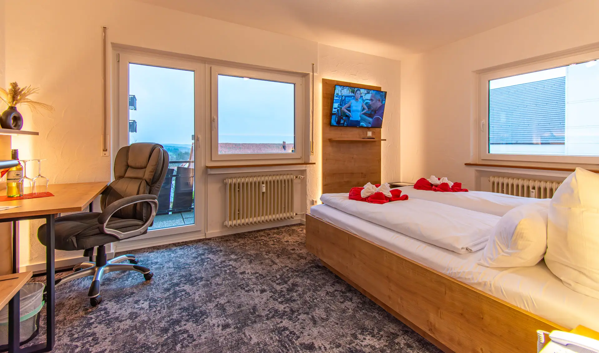 Wellnesshotel Hohenrodt, Superior Apartment 61, chambre à coucher avec un design élégant et un équipement confortable pour un séjour reposant