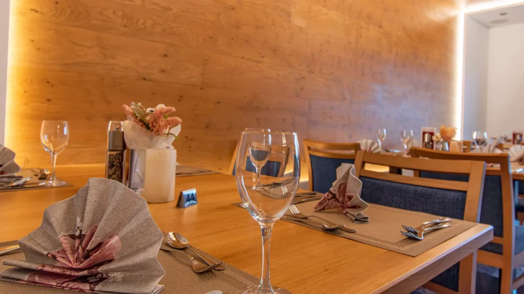 Moderner Restaurantbereich im Wellnesshotel Hohenrodt mit eingedeckten Tischen und stilvollen Details