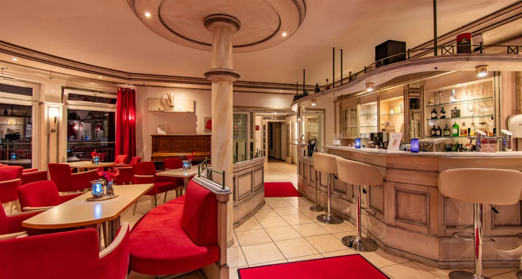 Réception et lobby de l’hôtel bien-être Hohenrodt avec bar et accueil chaleureux.