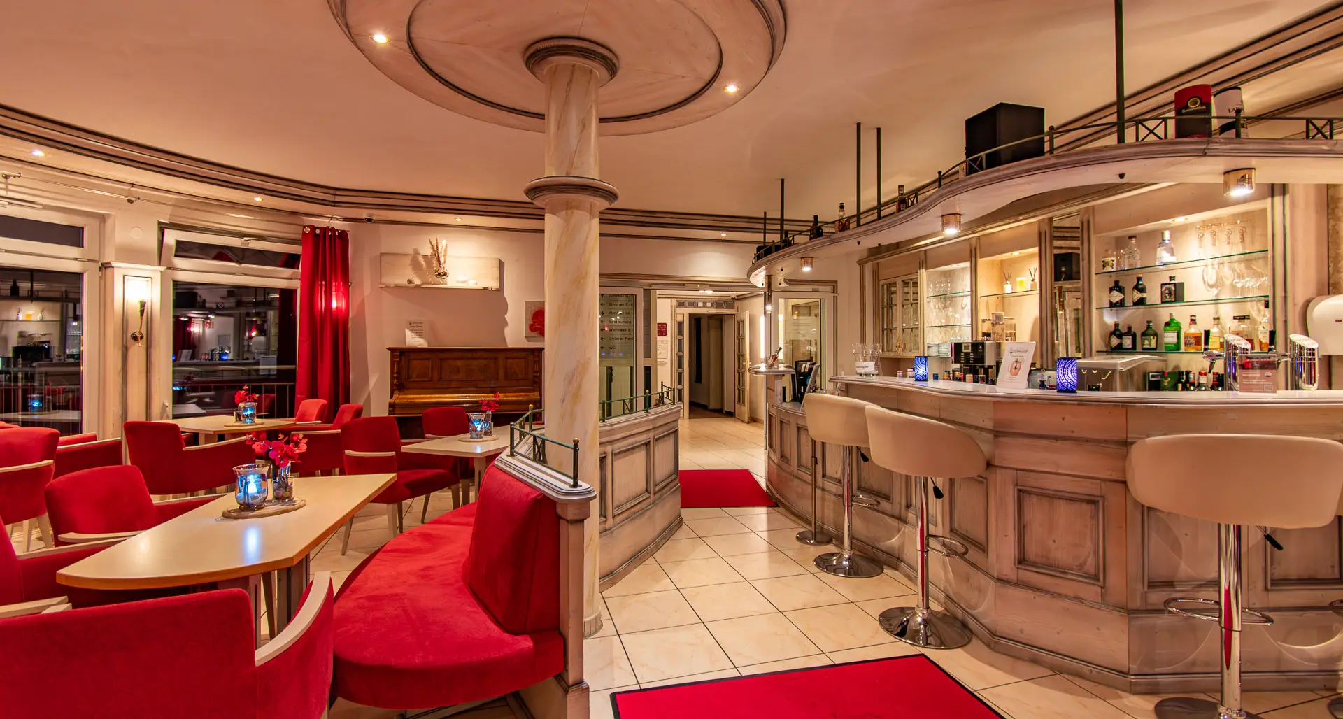 Rezeption und Lobby des Wellnesshotel Hohenrodt mit Bar und einladendem Empfangsbereich