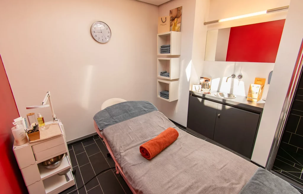 Kosmetikraum im Wellnesshotel Hohenrodt mit Liege für Anwendungen und entspannter Atmosphäre