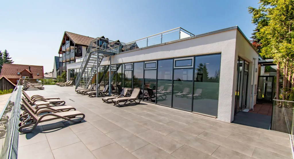 Außenbalkon im Wellnesshotel Hohenrodt mit Blick auf Pool und Sauna