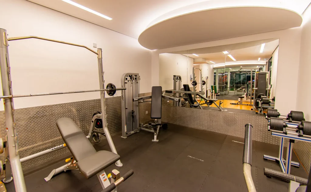 Fitnessraum im Wellnesshotel Hohenrodt mit verschiedenen Fitnessgeräten