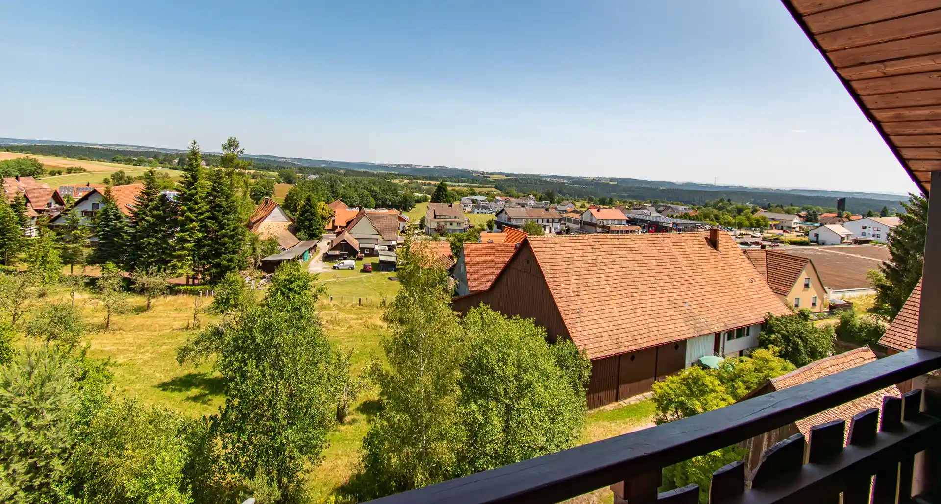 Vue depuis le balcon de l’appartement Forêt-Noire à l’hôtel bien-être Hohenrodt