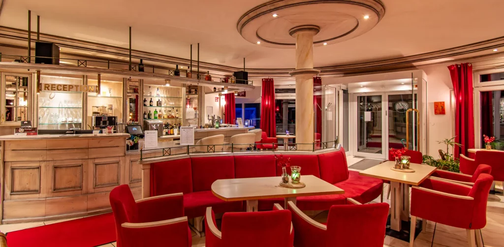 Reception and lobby of the Wellnesshotel Hohenrodt with red bench, chairs and inviting reception area