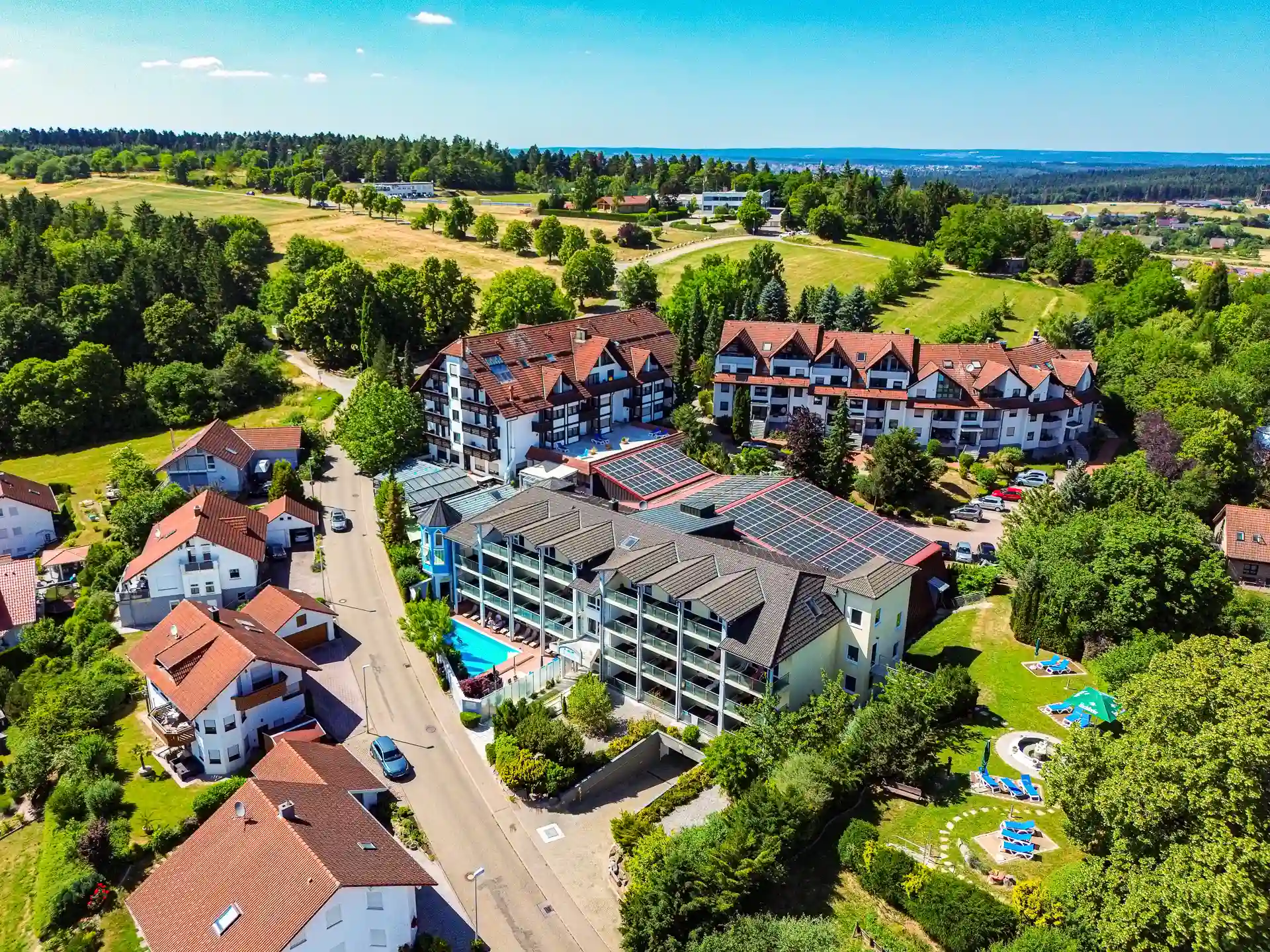 Luftaufnahme der weitläufigen Hotelanlage des Wellnesshotel Albblick eingebettet in die grüne Landschaft der Umgebung