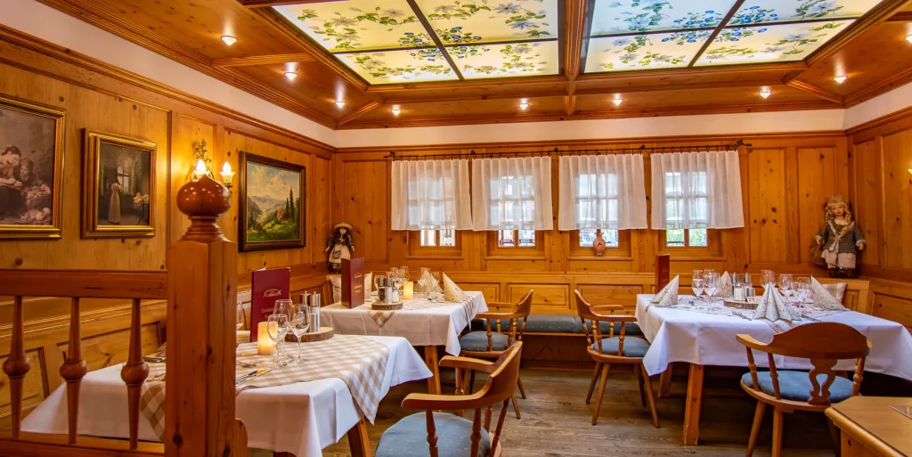 Restaurant Ahnenstube in the Wellnesshotel Albblick with a cozy atmosphere and a view upwards