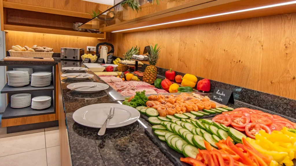 Frühstücksbuffet im Restaurant des Wellnesshotel Hohenrodt mit frischer Gemüseplatte und vielfältigen Speisen