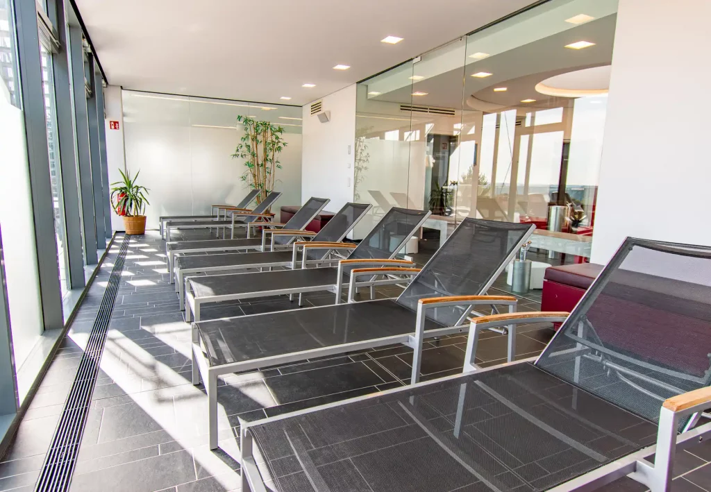 Ruheraum im Saunabereich des Wellnesshotels Hohenrodt mit komfortablen Liegen und entspannender Atmosphäre für erholsame Pausen nach dem Saunagang