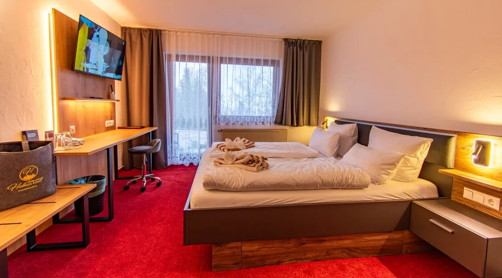Doppelzimmer mit Terrasse im Wellnesshotel Hohenrodt in Freudenstadt überzeugt mit stilvollem Ambiente und herrlichem Ausblick für entspannte Stunden im Schwarzwald
