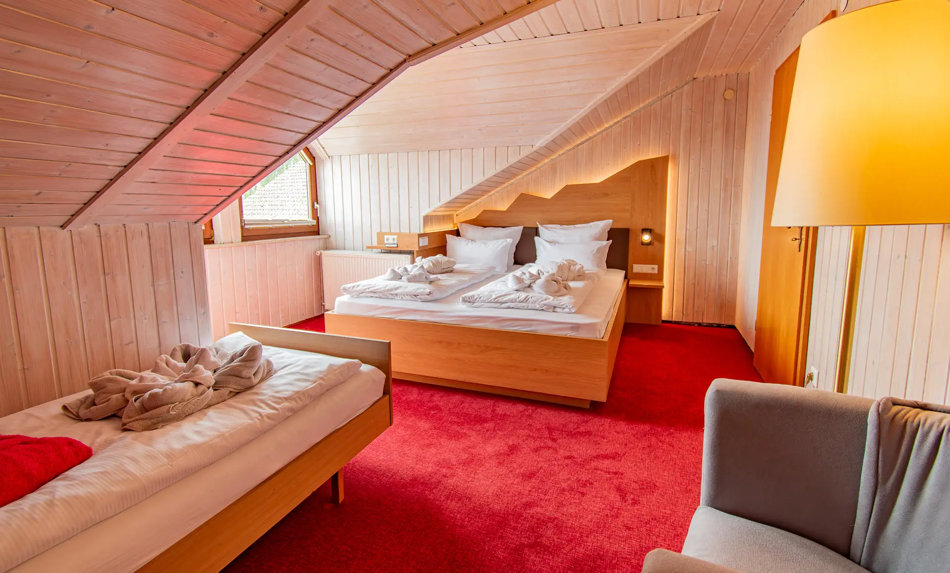 Schlafzimmer im Apartment 32 des Wellnesshotels Hohenrodt im Schwarzwald mit komfortablem Doppelbett und stilvollem Ambiente für erholsame Nächte in ruhiger Umgebung