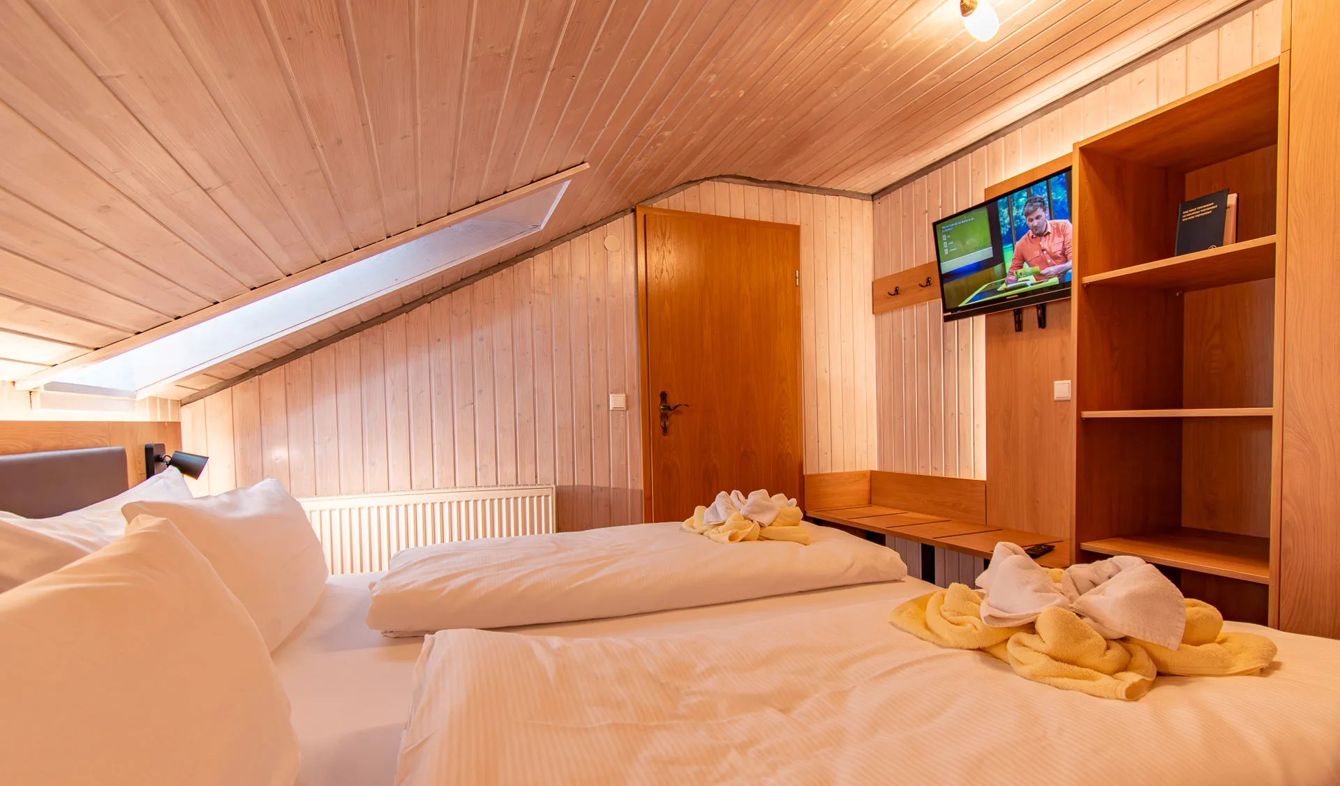 Schlafzimmer im Apartment 33 des Wellnesshotels Hohenrodt im Schwarzwald mit komfortablem Doppelbett und ruhiger Atmosphäre für erholsame Nächte in naturnaher Umgebung
