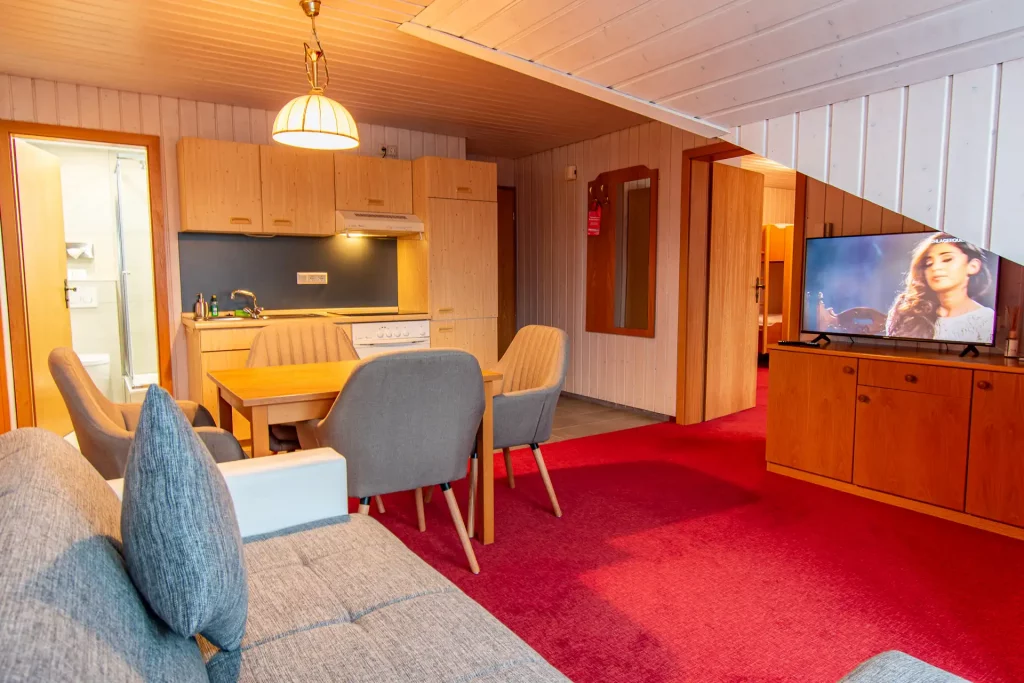 Wohnzimmer im Apartment 35 des Wellnesshotels Hohenrodt im Schwarzwald mit einladender Sitzgruppe und modernem Design für entspannte Stunden in komfortabler Umgebung