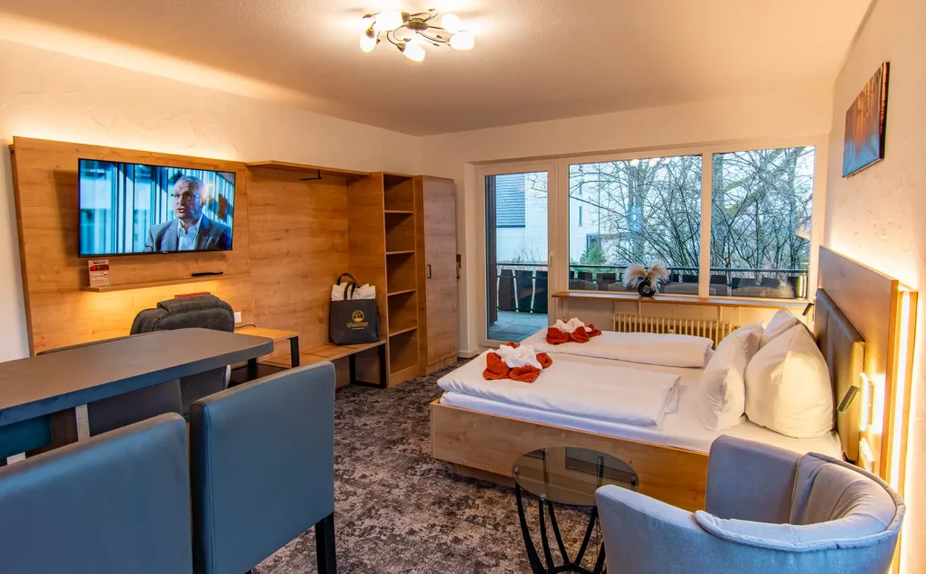 Unsere großzügigen Superior-Apartments bieten je nach Einheit unterschiedliche Ausstattungen – wahlweise mit Küche oder Schreibtisch. Alle Apartments verfügen über Balkon, modernes Bad, Kingsize-Bett, Minibar, TV, Safe und kostenfreies WLAN. Ideal für Paare, Familien oder längere Aufenthalte.