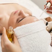 Entspannende Gesichtsmassage im Spa-Resort – Professionelle Beauty-Behandlung mit pflegendem Bio-Öl für strahlende Haut