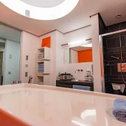Moderne Hamam-Liege mit authentischer Seifenschaummassage im Anwendungsbereich des Wellnesshotels Hohenrodt