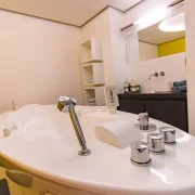 Wellness-Anwendungsbereich mit Massagebad und Hydroxeur für eine entspannende Behandlung